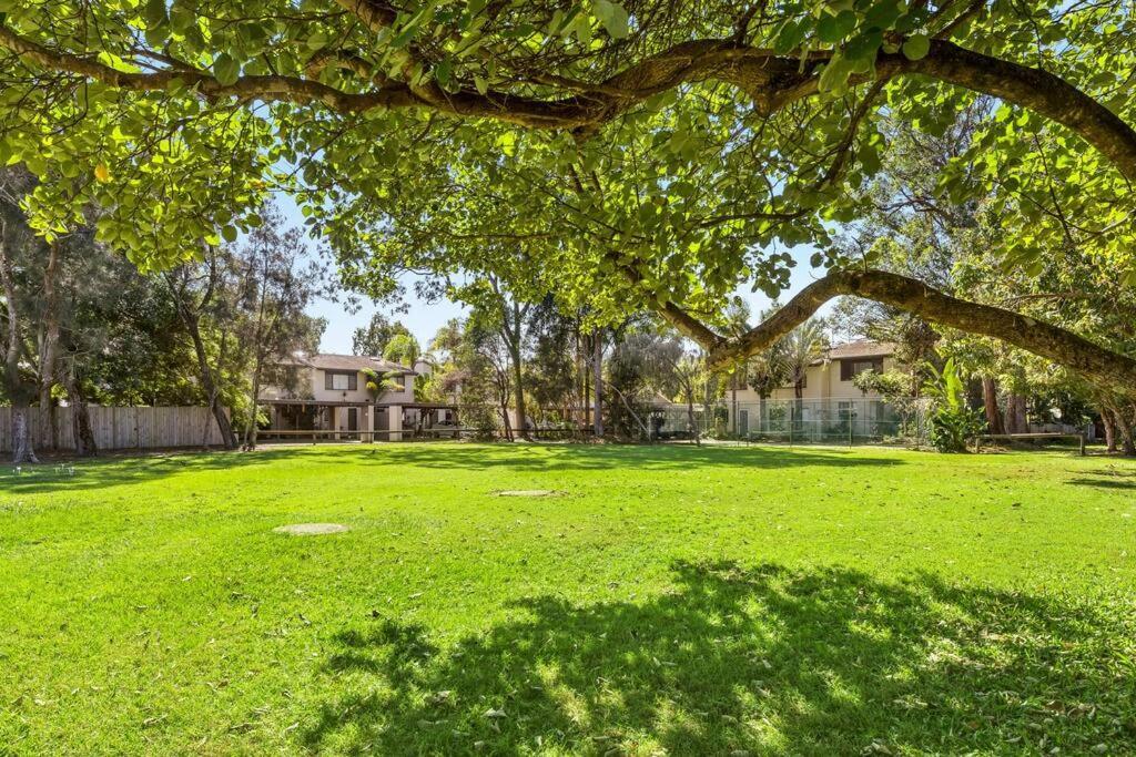 Stylish Townhouse, Private Courtyard Walk To Beach Noosaville Exterior photo