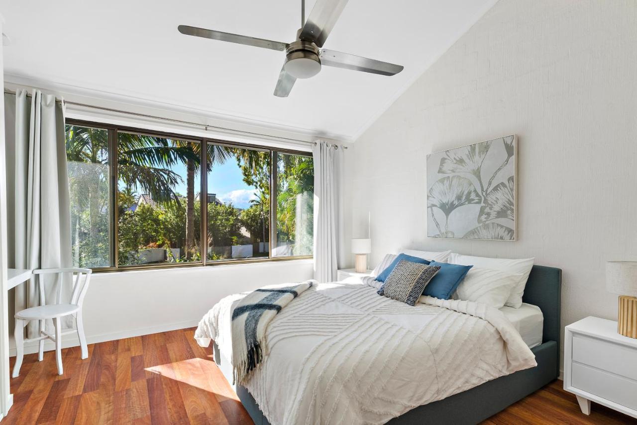 Stylish Townhouse, Private Courtyard Walk To Beach Noosaville Exterior photo